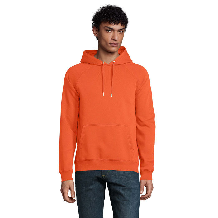 Sudadera con capucha en color naranja, fabricada en 80% algodón orgánico, vista frontal en modelo masculino.