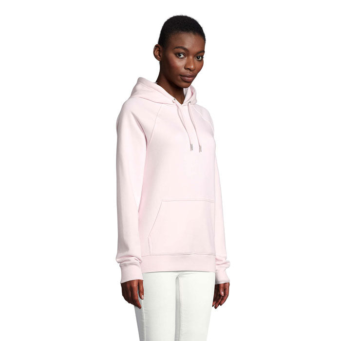 Vista lateral de sudadera con capucha en color rosa claro, confeccionada en algodón orgánico y poliéster reciclado.