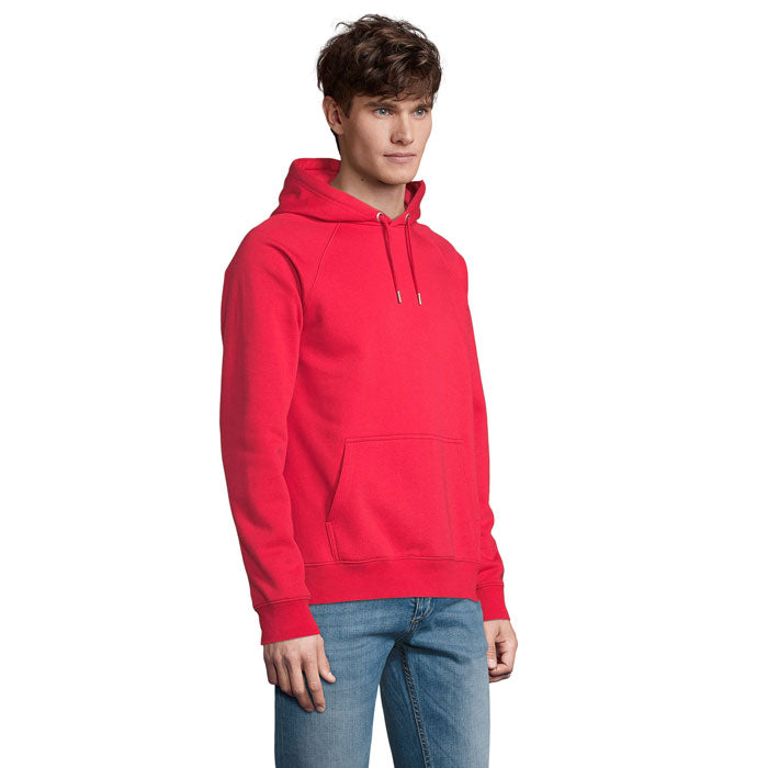 Vista lateral de sudadera con capucha en color rojo, confeccionada en algodón orgánico y poliéster reciclado.