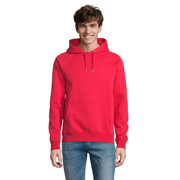 Vista frontal de sudadera con capucha roja, confeccionada en algodón orgánico y poliéster reciclado, ideal para un look casual.