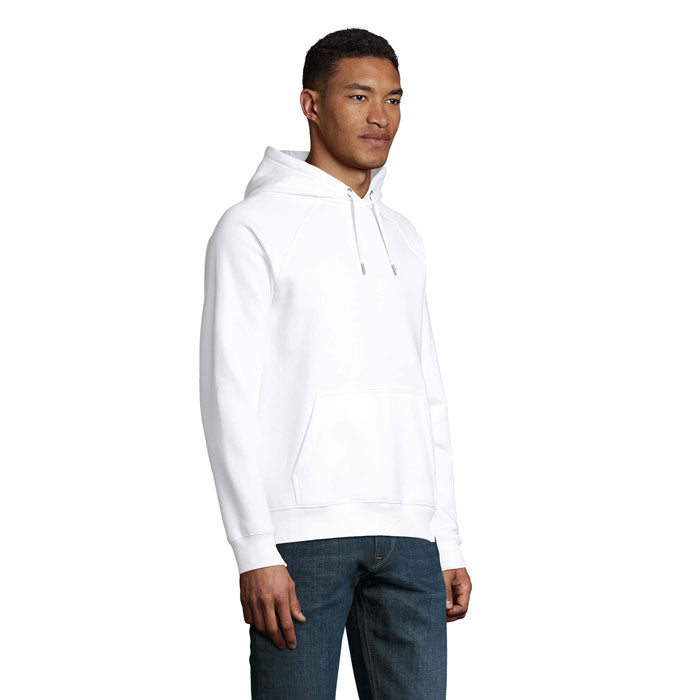 Vista lateral de sudadera unisex blanca con capucha, fabricada en algodón orgánico y poliéster reciclado, estilo casual.