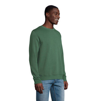 Vista lateral de hombre con sudadera verde lisa y cuello redondo.