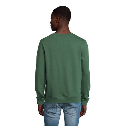 Parte trasera de sudadera verde sobre vaqueros azules.