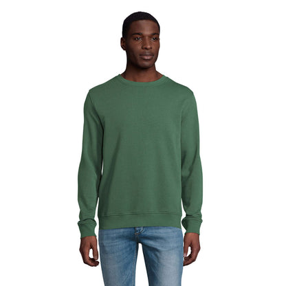 Hombre con sudadera verde de manga larga y cuello redondo.