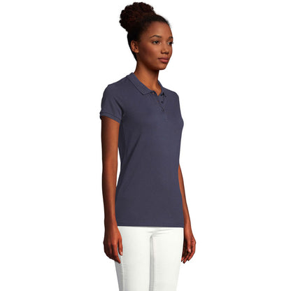 Imagen frontal de polo femenino negro con corte ceñido y cuello de botones