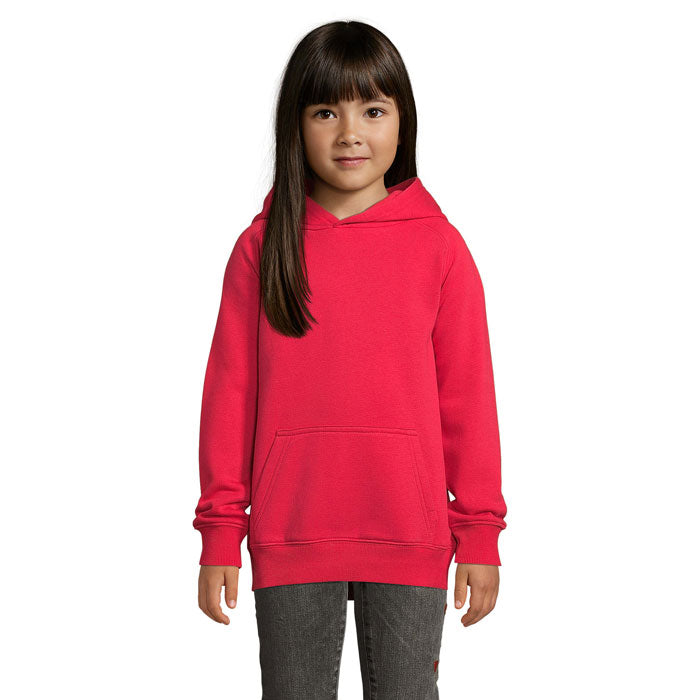 Niña usando la STELLAR KIDS - STELLAR KIDS SUDADERA en color rosa, con capucha y bolsillo frontal.