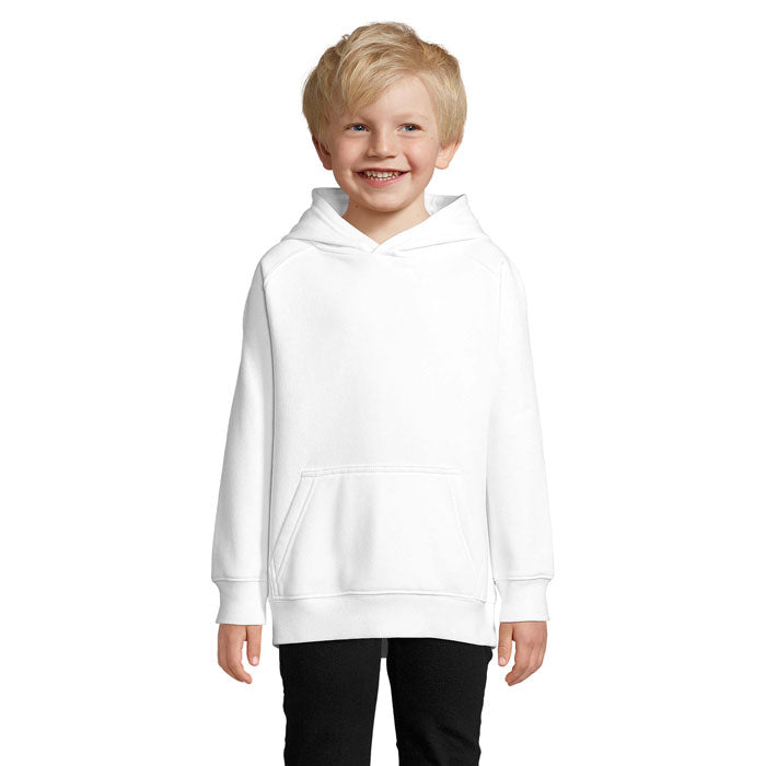 Niño sonriente usando la STELLAR KIDS - STELLAR KIDS SUDADERA blanca con capucha.