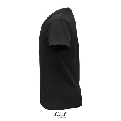 Perfil izquierdo de camiseta básica infantil negra, fondo neutro