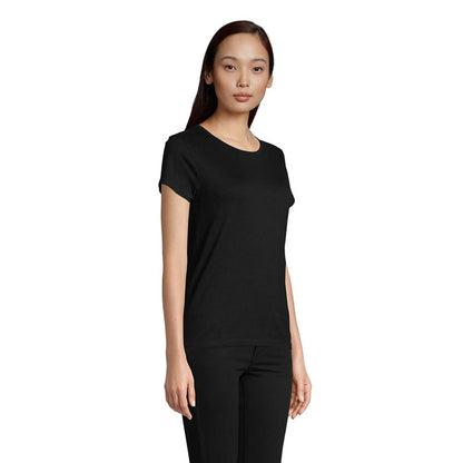 Vista lateral de camiseta negra para mujer, modelo de perfil