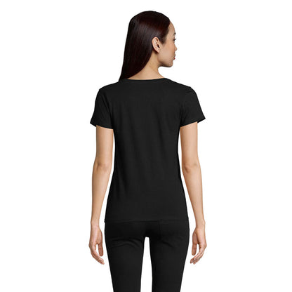Camiseta de manga corta negra, estilo casual, fondo blanco