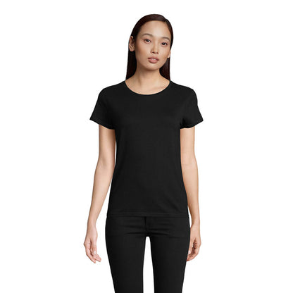 Camiseta negra de mujer de manga corta, vista frontal con modelo