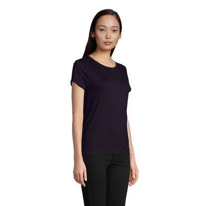 Mujer de frente con camiseta negra, estilo casual y diseño liso