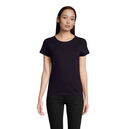 Camiseta básica negra de manga corta, modelo femenina, fondo claro