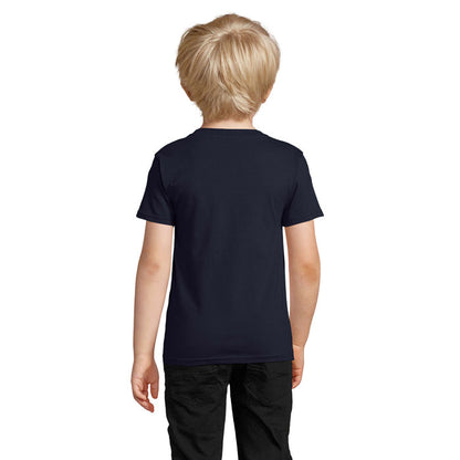 Niña mostrando la parte trasera de camiseta negra básica.