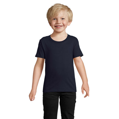 Niña luciendo camiseta negra de algodón, vista de frente.