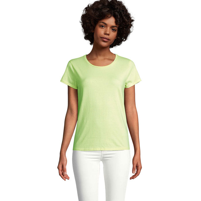 Modelo con camiseta verde claro de algodón orgánico, cuello redondo y corte ajustado, vista frontal elegante.