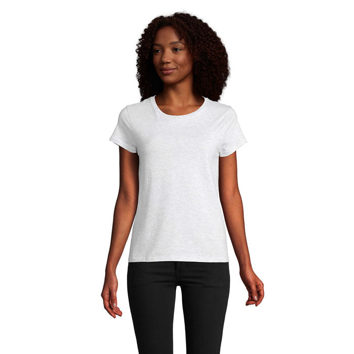 Modelo con camiseta ajustada de cuello redondo en color blanco, fabricada en algodón orgánico, vista frontal.