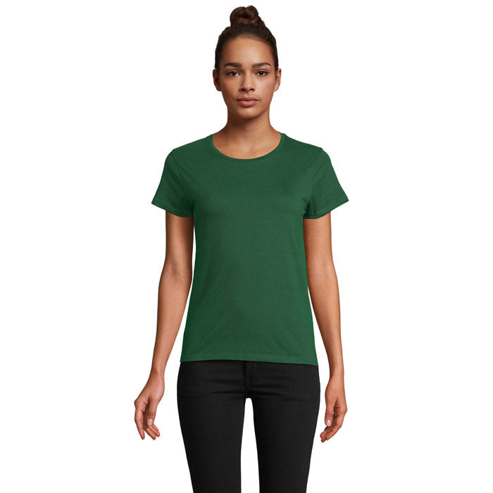 Mujer con camiseta ajustada de cuello redondo en color verde oscuro, fabricada en 100% algodón orgánico. Ideal para uso casual.