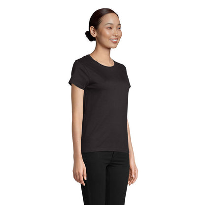 Mujer de lado luciendo camiseta negra básica.