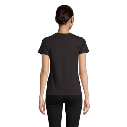 Modelo mostrando espalda de camiseta negra para mujer.