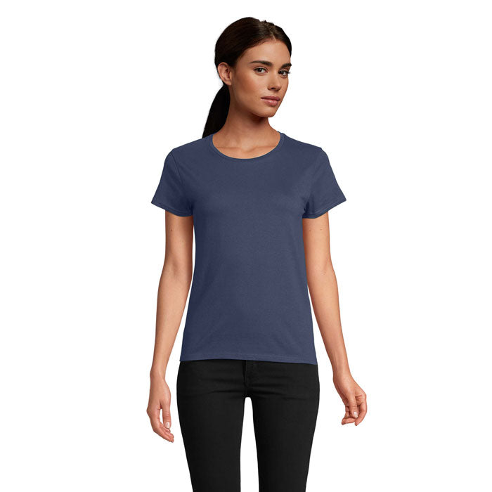 Mujer con camiseta ajustada de color azul marino, fabricada en 100% algodón orgánico, vista frontal.
