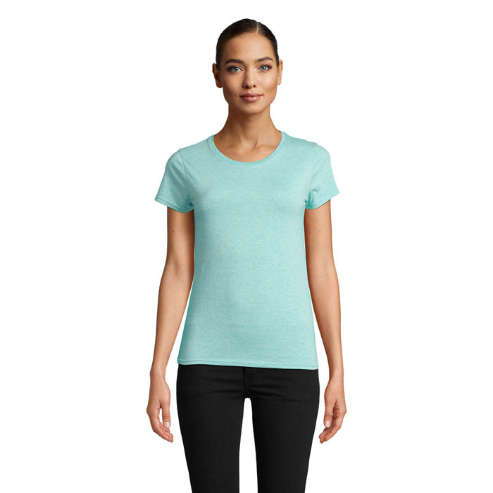 Camiseta ajustada de color verde agua, 100% algodón orgánico, vista frontal sobre modelo femenino, estilo casual.