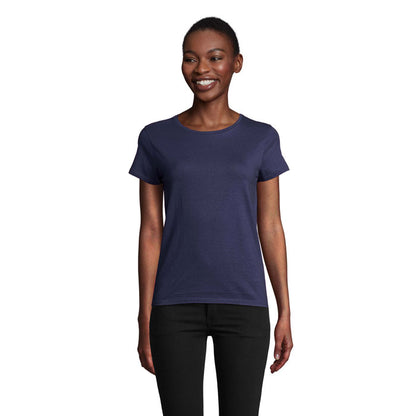 Perfil derecho de mujer con camiseta negra ajustada.
