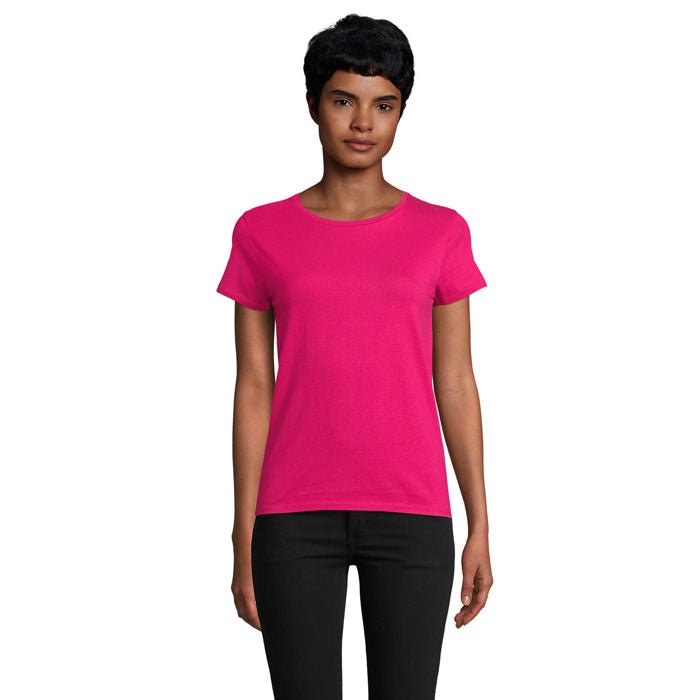 Vista frontal de camiseta ajustada color rosa, 100% algodón orgánico, ideal para un look cómodo y moderno.