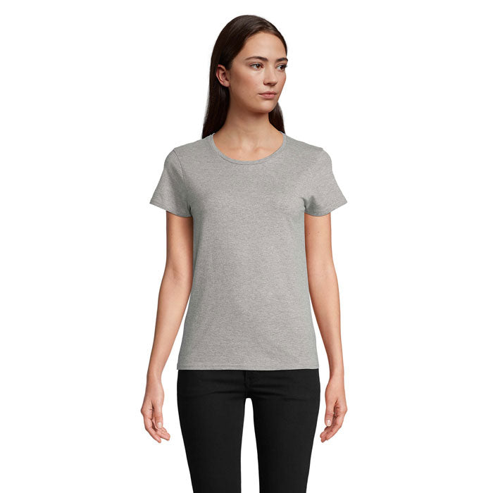 Vista frontal de mujer en camiseta ajustada gris de cuello redondo, confeccionada en algodón orgánico.