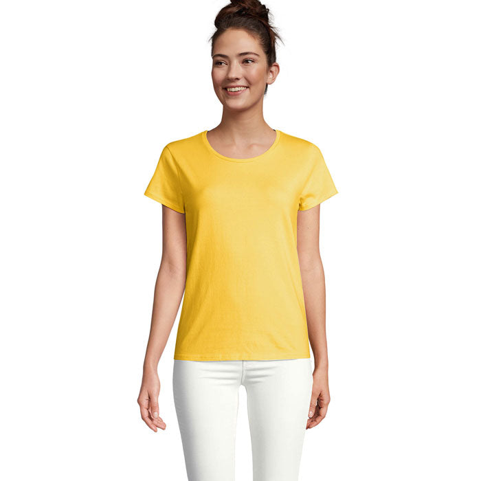 Camiseta amarilla de cuello redondo, ajuste cómodo y tejido suave, vista frontal.
