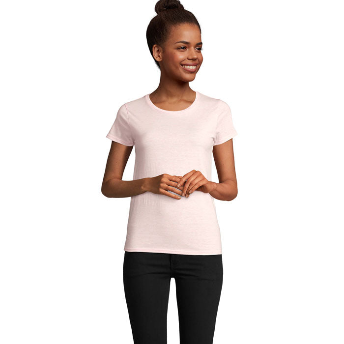 Modelo con camiseta rosa jaspeada de cuello redondo, 100% algodón orgánico, corte ajustado.