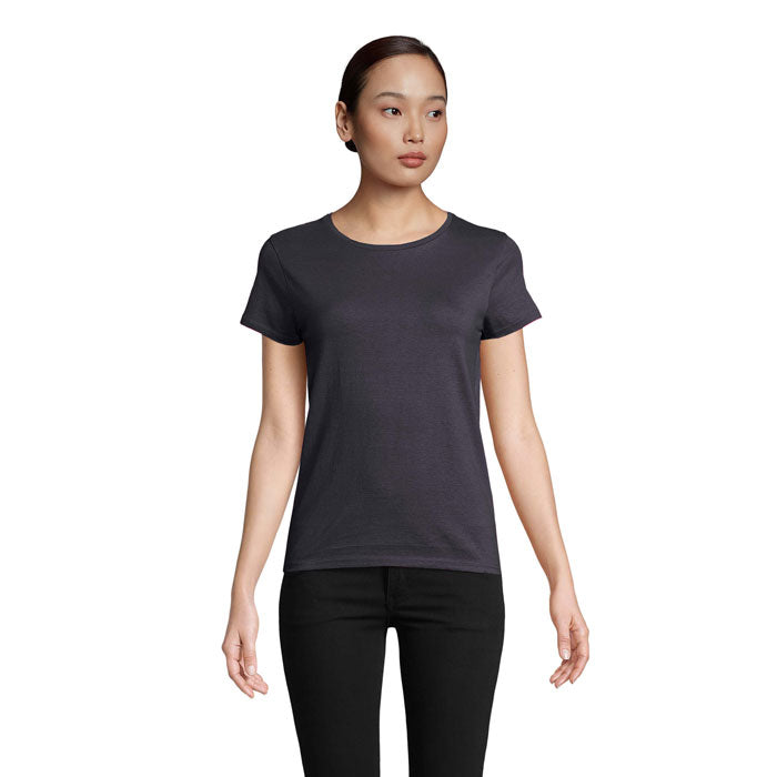 Modelo de camiseta ajustada con cuello redondo en color gris oscuro, confeccionada en 100% algodón orgánico.