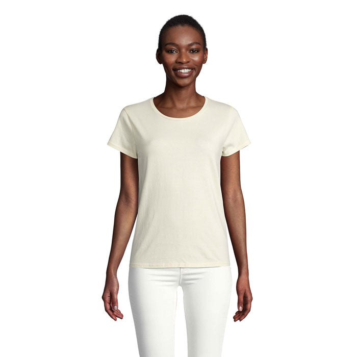 Camiseta ajustada de color crema, 100% algodón orgánico, con cuello redondo y manga corta, vista frontal.