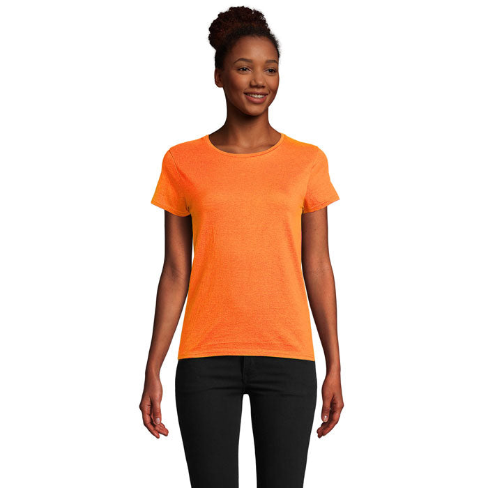 Mujer sonriente usando camiseta ajustada de color naranja, hecha de 100% algodón, con cuello redondo y manga corta.