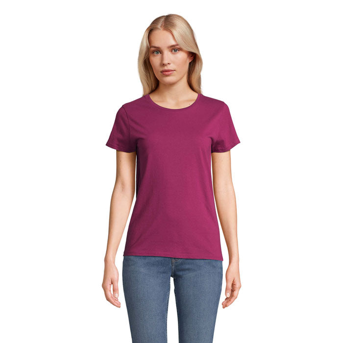 Mujer con camiseta ajustada en color púrpura, de algodón orgánico, vista frontal con corte moderno.