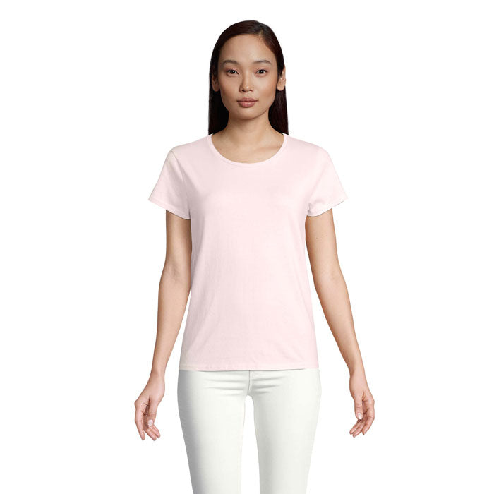 Modelo femenino luciendo camiseta rosa jaspeada de cuello redondo, 100% algodón orgánico, corte ajustado.