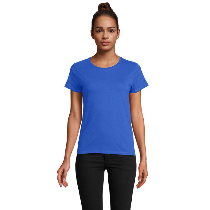 Vista frontal de camiseta ajustada en color azul, fabricada en algodón orgánico, con cuello redondo y acabado suave.