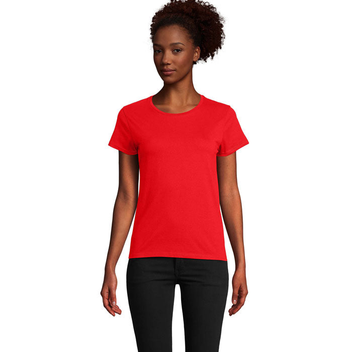 Camiseta roja de mujer con corte ajustado y cuello redondo, fabricada en 100% algodón para una textura suave y cómoda.