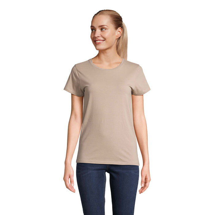 Camiseta ajustada de color beige, fabricada en 100% algodón orgánico, modelo femenino, vista frontal.