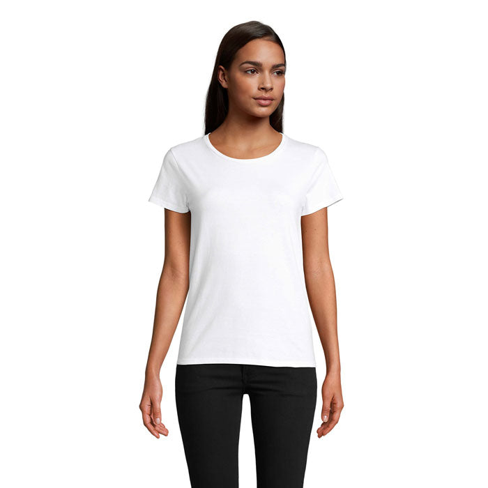 Vista frontal de camiseta blanca ajustada de cuello redondo hecha de algodón orgánico con un acabado suave.