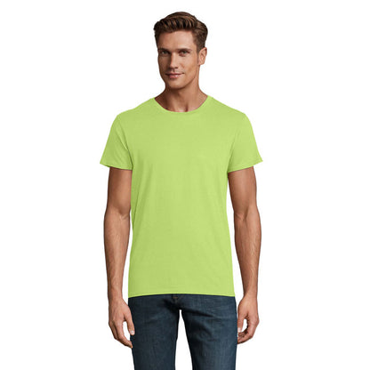 Camiseta negra vista lateral con modelo hombre de pie.