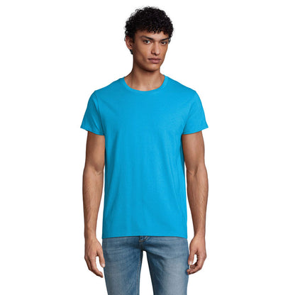 Camiseta negra entallada de hombre con modelo de pie.