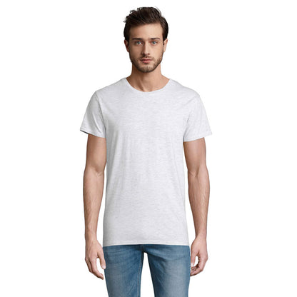 Imagen frontal de hombre con camiseta negra casual.