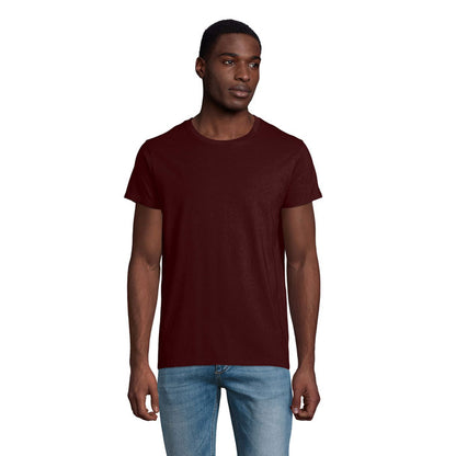 Hombre de lado con camiseta negra de manga corta.
