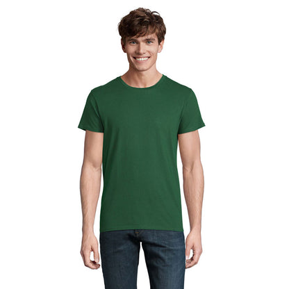 Lado de camiseta negra sobre modelo masculino.
