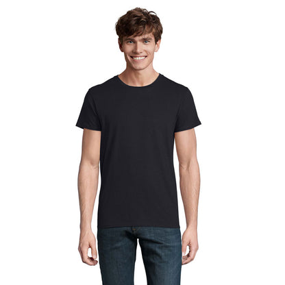 Lado de camiseta negra sobre modelo masculino.