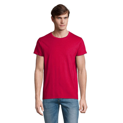 Vista lateral de camiseta negra entallada para hombre.