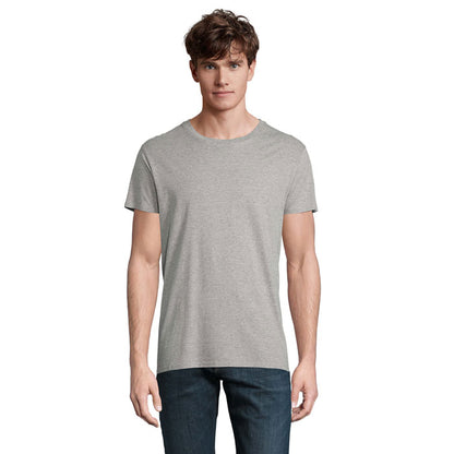Modelo masculino luciendo camiseta básica negra desde el frente.