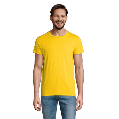 Hombre con camiseta negra ajustada vista frontal.