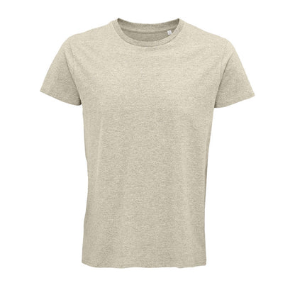 Modelo masculino de perfil con camiseta negra básica.
